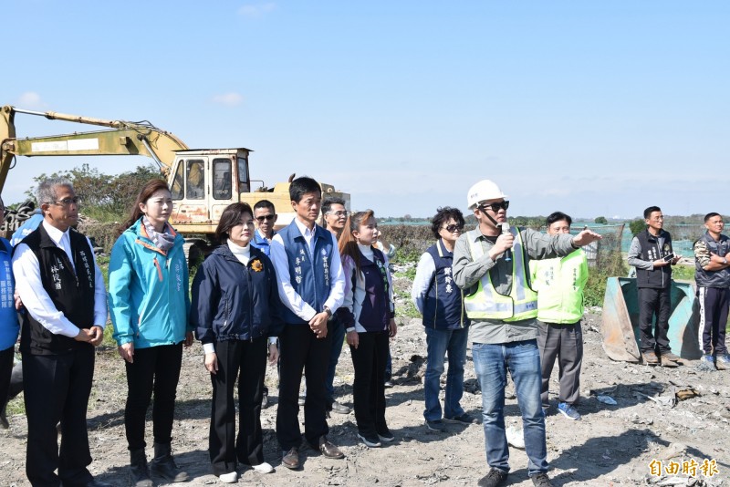 With garbage piling up into mountains, the Yunlin County government has begun efforts to reduce the odor and volume of waste by packing it up starting